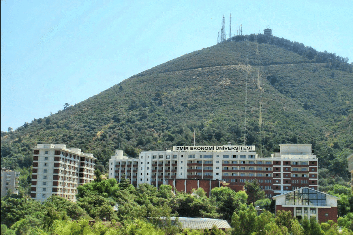 جامعة - ازمير