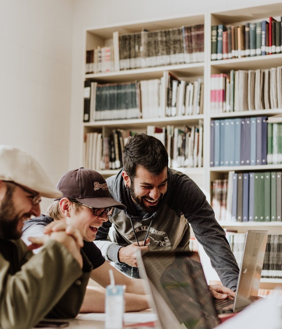طلاب جامعيون يدرسون معًا